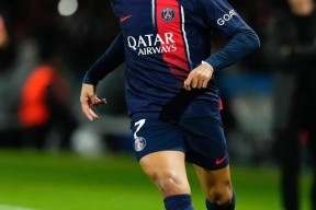 kaiyun-出色防守引爆全场！，姆巴佩意外战胜巴塞罗那气势如虹延续-kaiyun